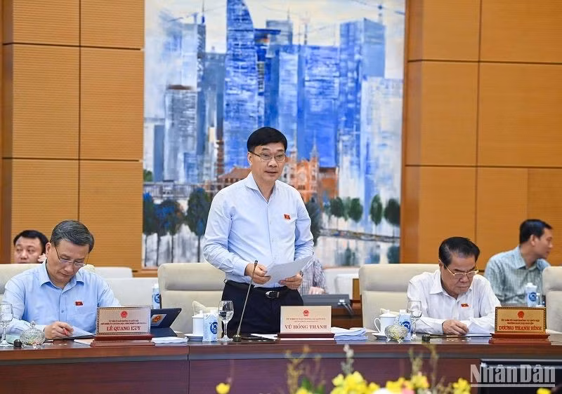 Chủ nhiệm Ủy ban Kinh tế của Quốc hội Vũ Hồng Thanh trình bày báo cáo giải trình, tiếp thu, chỉnh lý dự án Luật Đất đai (sửa đổi) trong phiên họp sáng 25/8. (Ảnh: DUY LINH)