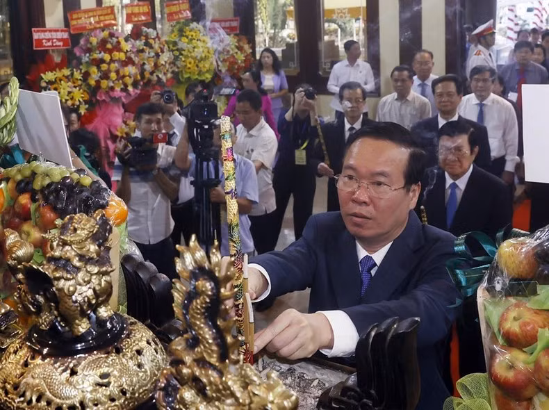 Chủ tịch nước Võ Văn Thưởng dâng hương, dâng hoa tưởng niệm Chủ tịch Tôn Đức Thắng tại Khu Lưu niệm của Chủ tịch Tôn Đức Thắng. (Ảnh: TTXVN)
