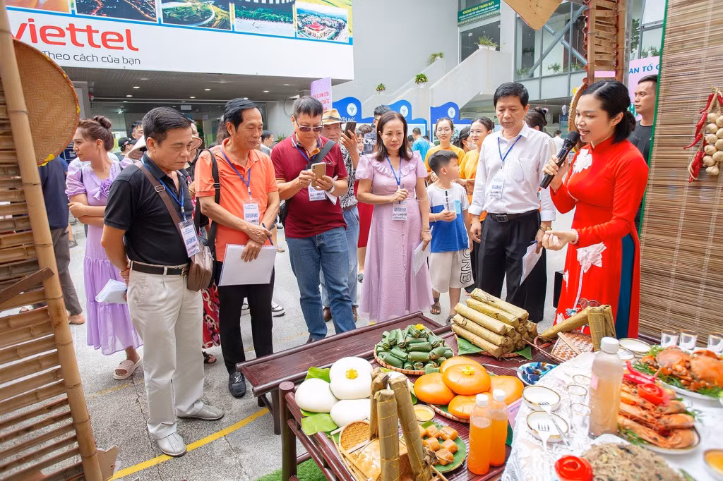 Ban Giám khảo chấm điểm phần thi ẩm thực của các đoàn. Ảnh: Long Giang