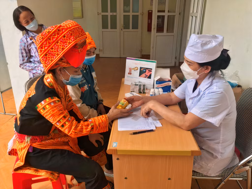 Phụ nữ vùng DTTS trên địa bàn huyện Ba Chẽ được tư vấn, cấp phát thuốc miễn phí.