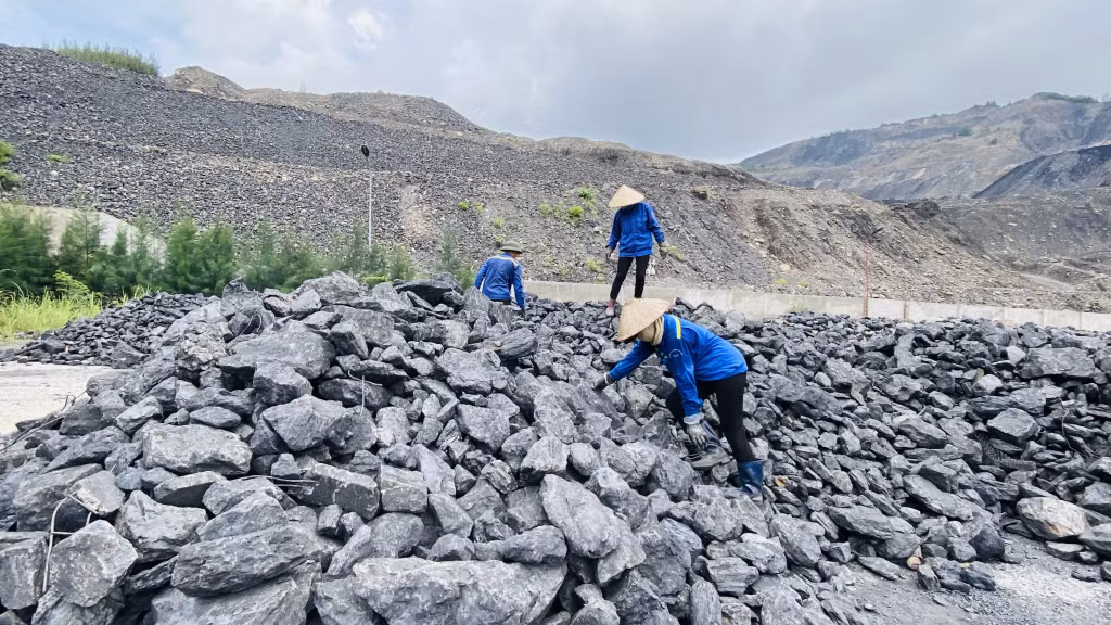 Công nhân Công ty Than Thống Nhất phân loại (lần 3) đá thải mỏ.