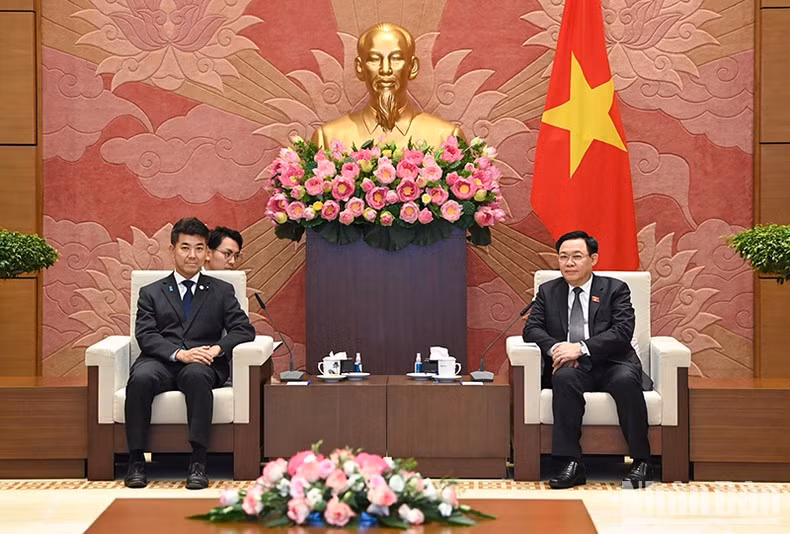 Chủ tịch Quốc hội Vương Đình Huệ phát biểu tại buổi tiếp Chủ tịch Đảng Dân chủ lập hiến Nhật Bản Izumi Kenta. (Ảnh: Duy Linh)