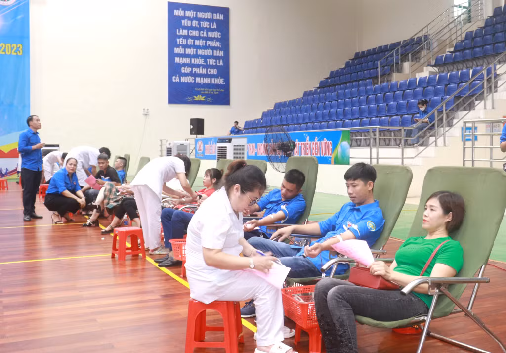 Trên 600 ĐVTN của các đơn vị than vùng Cẩm Phả tham gia hiến máu tình nguyện.