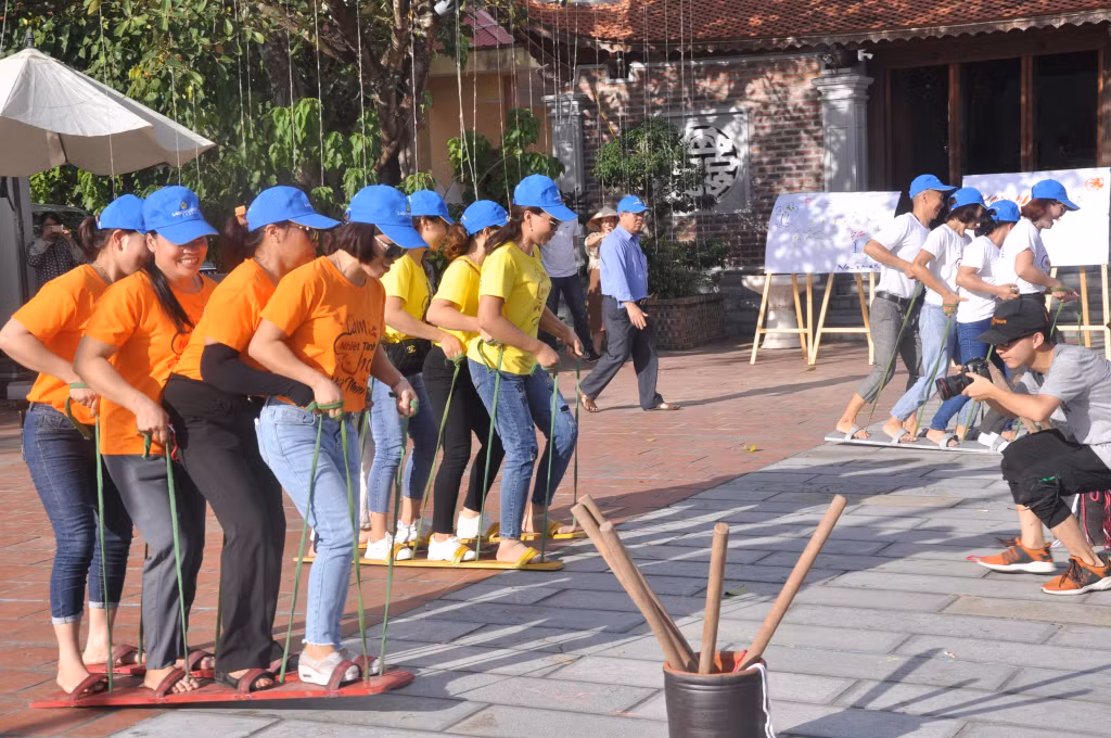 Sản phẩm tour du lịch Dấu ấn Bạch Đằng được hình thành từ lâu, khi có khách là vận hành. Ảnh: Du khách tham gia trò chơi tái hiện chiến thắng Bạch Đằng lịch sử năm xưa, tại sân đình Yên Giang.