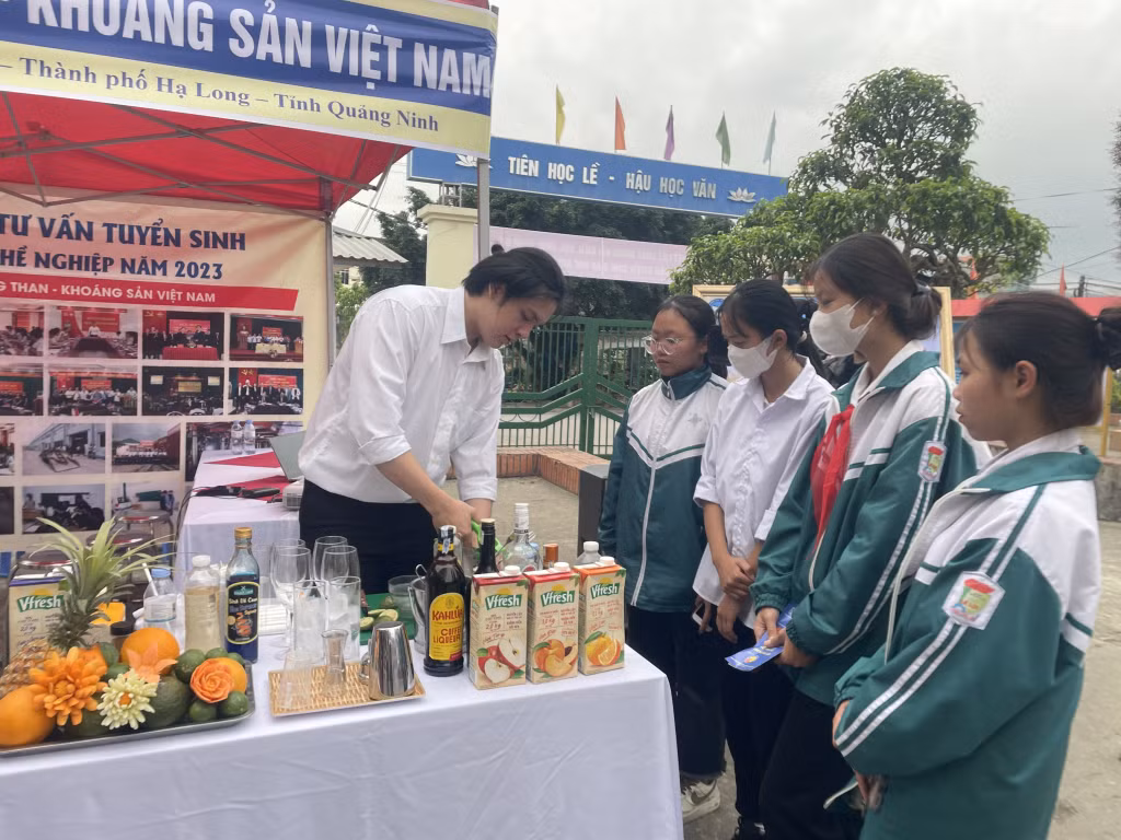 Học sinh Trường THCS Lê Lợi (TP Hạ Long) tham gia Ngày hội tuyển sinh, tháng 3/2023.
