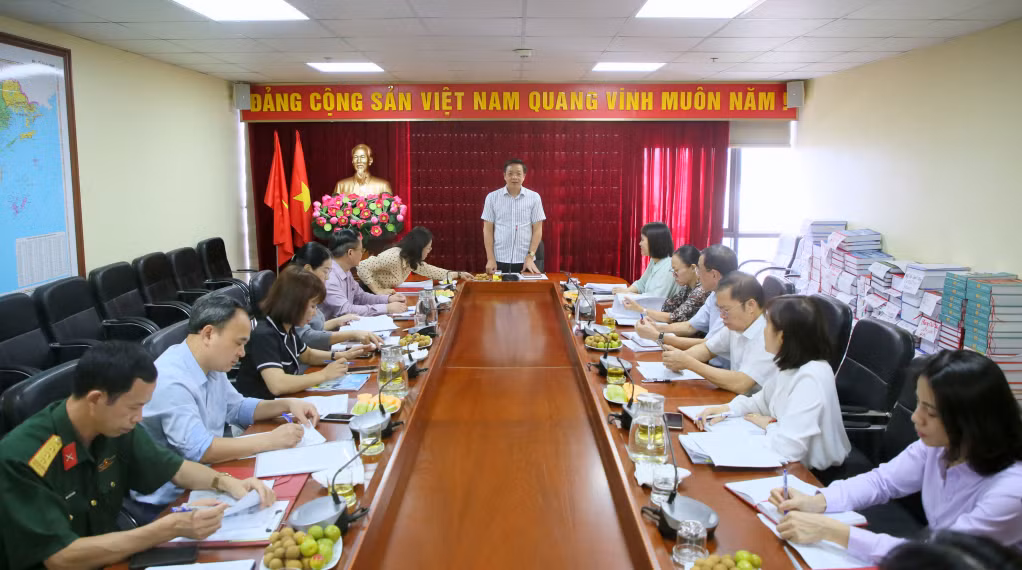 Đồng chí Nguyễn Văn Hồi, Ủy viên BTV, Trưởng Ban Dân vận Tỉnh ủy, Chủ tịch Ủy ban MTTQ tỉnh, Phó Trưởng Ban Thường trực Ban Tổ chức, Trưởng Ban Giám khảo Cuộc thi chủ trì và phát biểu tại cuộc họp.