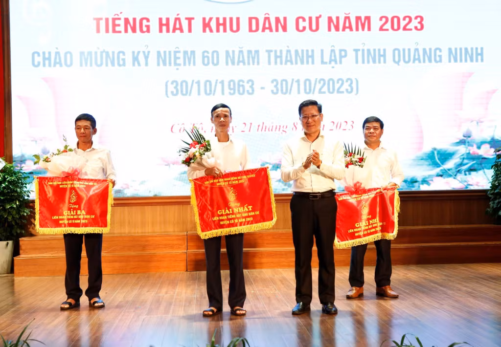 Lãnh đạo huyện Cô Tô trao giải toàn đoàn cho các đội thi.