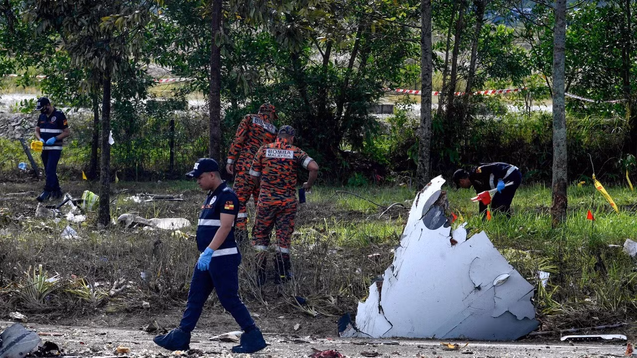 Một phần xác máy bay tại hiện trường. Ảnh: AFP/Getty Images