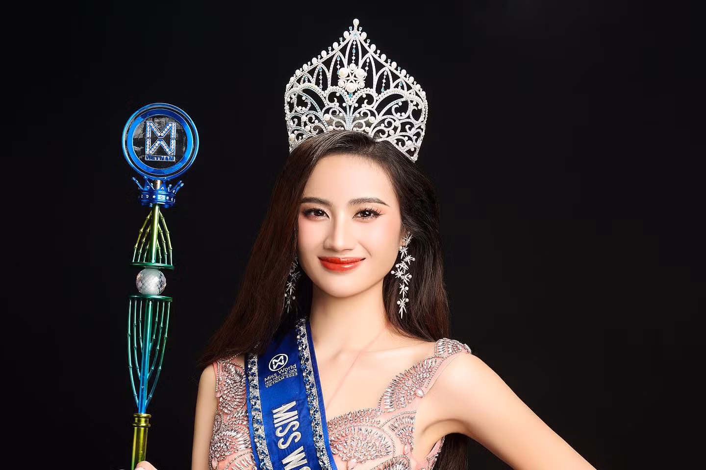 Hoa hậu Huỳnh Trần Ý Nhi rơi vào khủng hoảng truyền thông sau khi đăng quang. Ảnh: Ban tổ chức