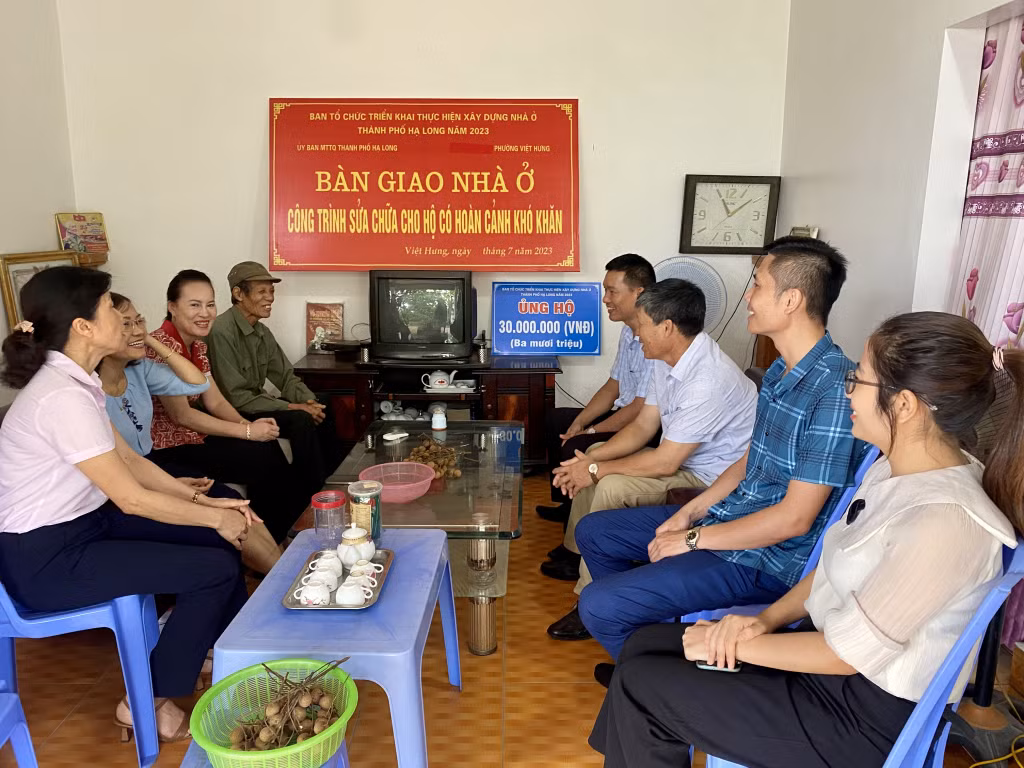 Ông Lương Cao Luyện (khu Vạn Yên, phường Việt Hưng) chia sẻ với lãnh đạo Ủy ban MTTQ thành phố và UBND phường Việt Hưng về niềm vui sau khi được sửa chữa nhà ở.