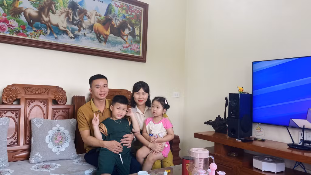 Thợ lò Bùi Văn Khoa (Công ty Than Mạo Khê) xây được nhà, sắm được nhiều tiện nghi sau 4 năm làm thợ lò.