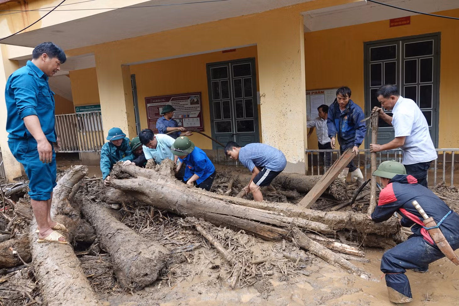Ông Sùng A Bình - Chủ tịch UBND xã Hồ Bốn, huyện Mù Cang Chải, Yên Bái cho biết hiện nay chính quyền địa phương đang tập trung lực lượng để khắc phục sự cố, đồng thời cử lực lượng tham gia tìm kiếm cứu nạn.