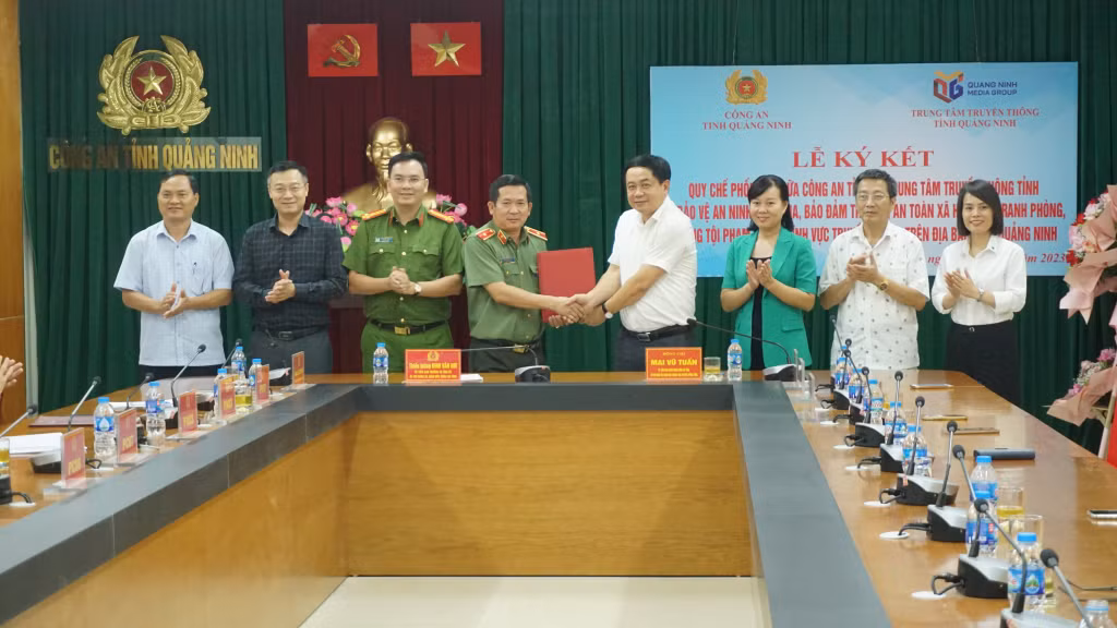 Lãnh đạo Trung tâm Truyền thông tỉnh, Công an Tỉnh ký kết quy chế phối hợp.