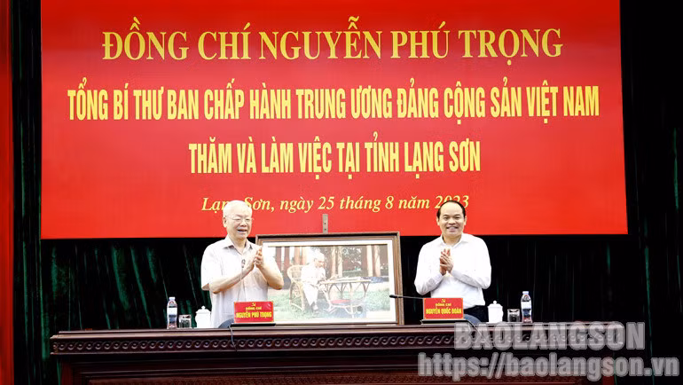 Tổng Bí thư Nguyễn Phú Trọng tặng quà lưu niệm cho tỉnh Lạng Sơn.