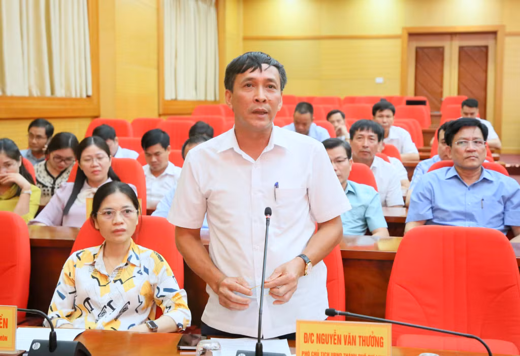 Đồng chí Nguyễn Văn Thưởng, Phó Chủ tịch UBND TP Chí Linh đóng góp ý kiến, làm rõ một số vấn đề tại hội nghị.