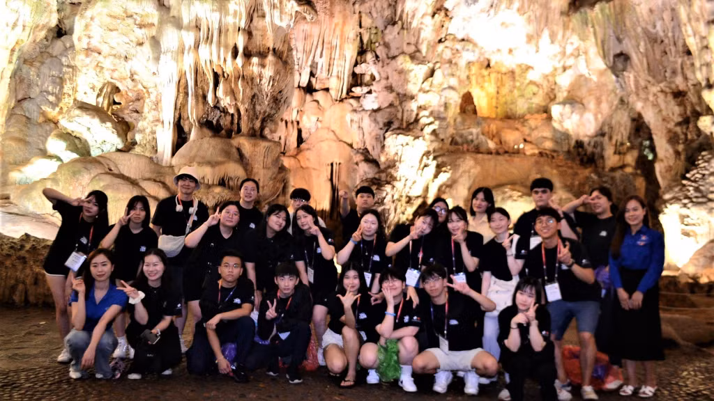 Đoàn đại biểu thanh niên Hàn Quốc tham quan và chụp ảnh lưu niệm tại Động Thiên Cung (Vịnh Hạ Long).