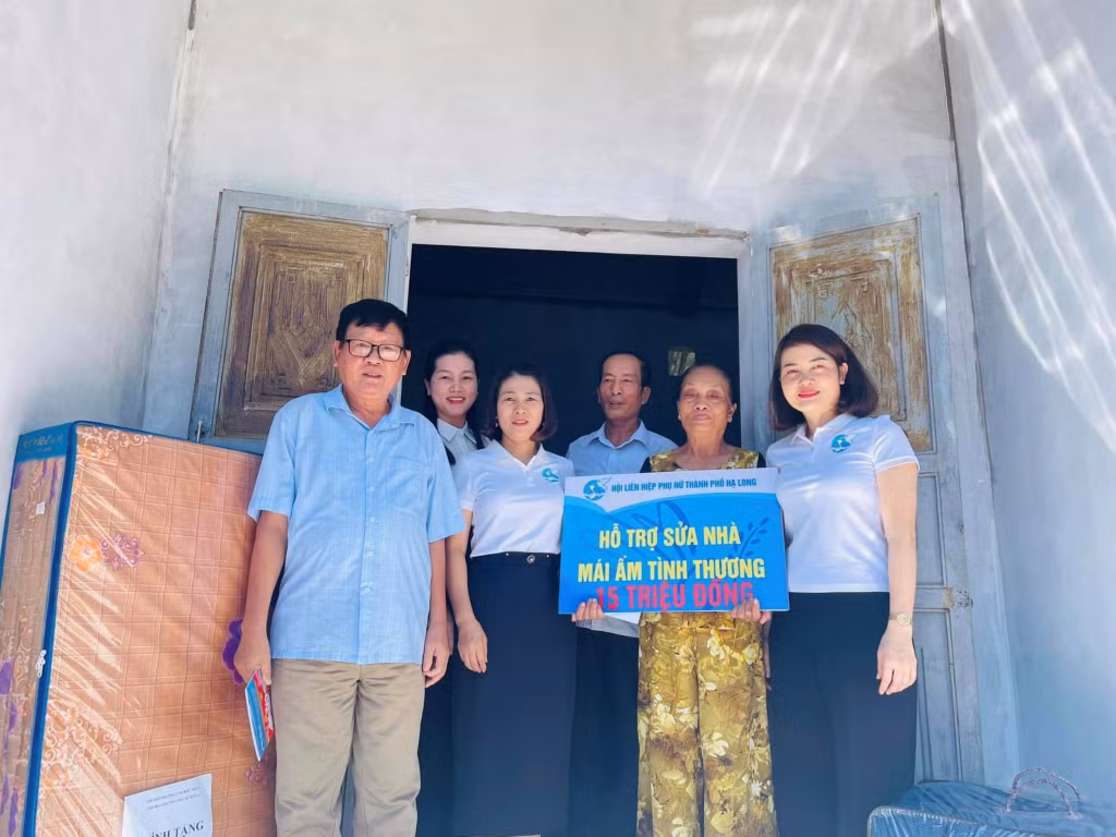 Hội LHPN TP Hạ Long trao kinh phí hỗ trợ sửa nhà "Mái ấm tình thương" cho bà Bùi Thị Đoán (tổ 5, khu 4, phường Trần Hưng Đạo, TP Hạ Long).