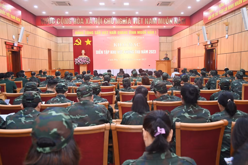 2.Đại tá Khúc Thành Dư, Ủy viên Ban Thường vụ Tỉnh ủy, Chỉ huy trưởng BộCHQS tỉnh phát biểu chỉ đạo khai mạc diễn tập.
