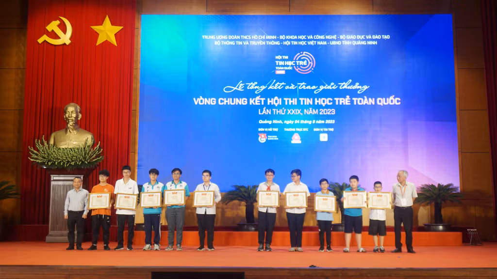 Ban Tổ chức trao giải Nhì cho các thí sinh.