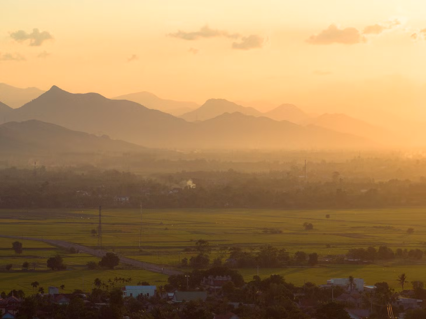 Theo Cổng TTĐT thị xã Hương trà, về tên gọi “La Chử”, kể từ khi lập làng đến nay, trải qua hơn 650 năm tên của làng vẫn gọi là “La Chử” không hề thay đổi. Theo sử liệu của làng, những vị khai canh của làng khi đến đây đã thấy vùng đất bằng phẳng như tấm lụa và trải dài bên đầm nước mênh mông nên đặt tên cho làng là La Chử. Ảnh: Hoàng Lê