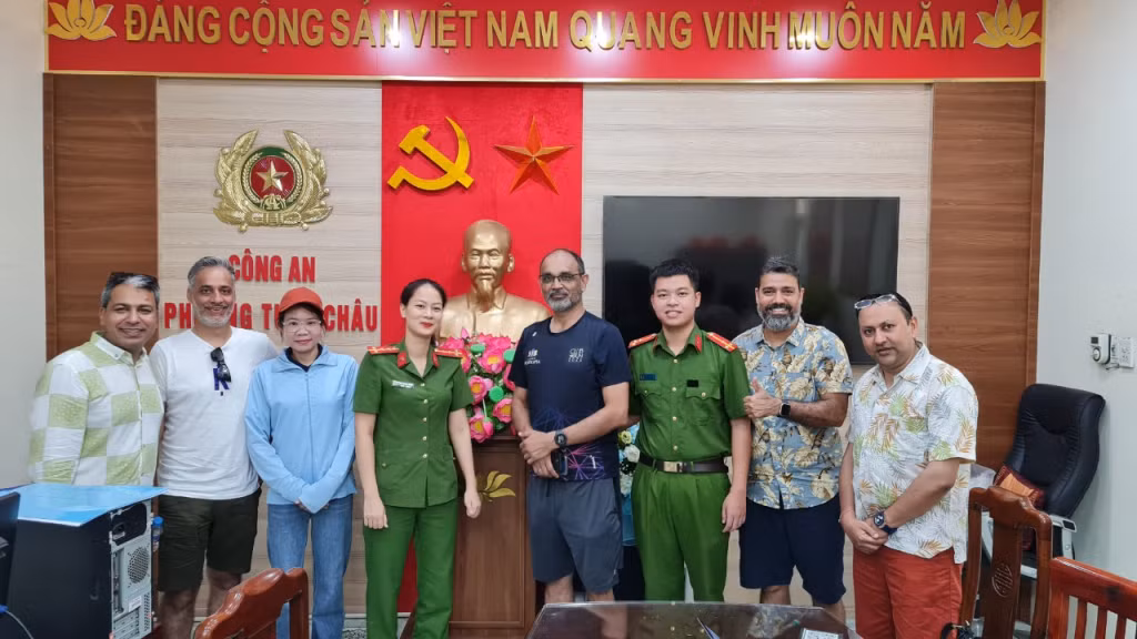 Ông Tanikella Ramnathkiran (áo đen) vui mừng khi được nhận lại tài sản của mình. Ảnh do Công an phường Tuần Châu cung cấp