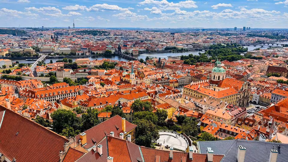Đỏ, cam và vàng dường như là những sắc màu chủ đạo của Praha. Mùa Thu tới là lúc lá của cây cối trong thành phố chuyển màu vàng, cam nên nhiều người thường gọi Praha là “thành phố vàng”. Ảnh: Hậu Nguyễn