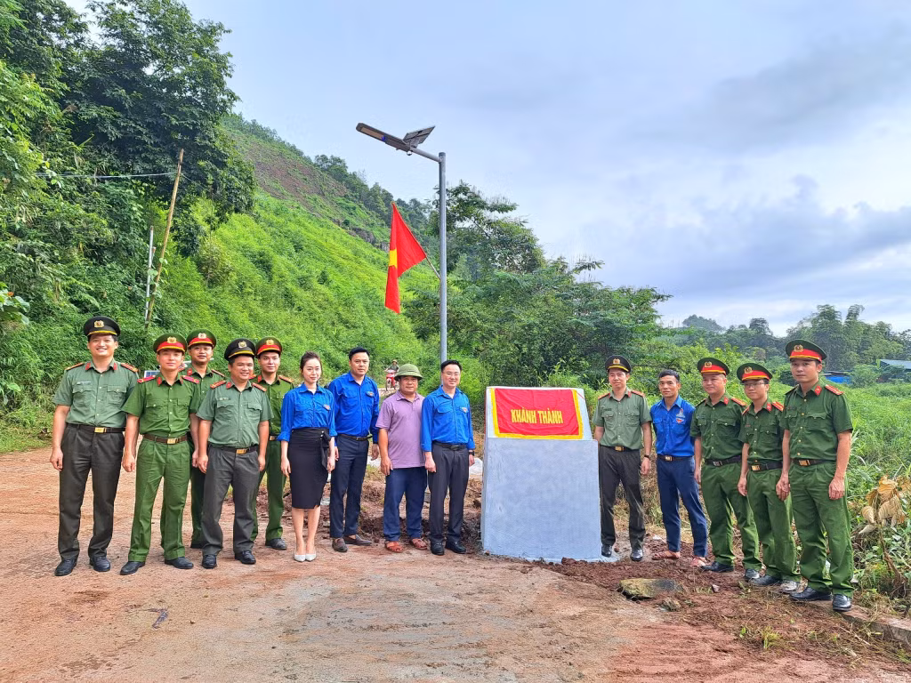 Khánh thành công trình “tuyến đường điện chiếu sáng bằng năng lượng mặt trời” cho người dân xã Đạp Thanh, huyện Ba Chẽ.