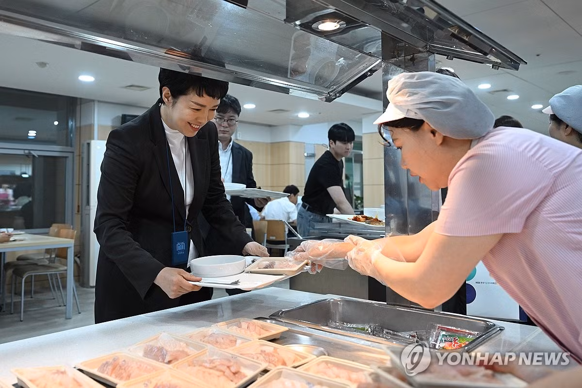 Gỏi cá cắt lát được phục vụ tại nhà ăn của trụ sở văn phòng tổng thống tại Seoul, Hàn Quốc ngày 28/8. Ảnh: Yonhap
