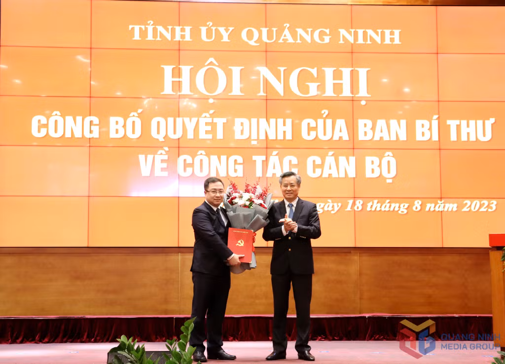 Đồng chí Nguyễn Quang Dương, Ủy viên Trung ương Đảng, Phó Trưởng Ban Tổ chức Trung ương trao Quyết định của Ban Bí thư cho đồng chí Đặng Xuân Phương, Phó Bí thư Tỉnh ủy Quảng Ninh.
