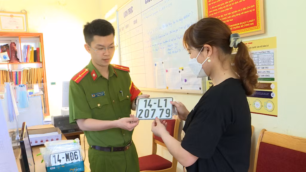 Công an xã Quảng Minh (huyện Hải Hà) cấp biển đăng ký xe cho người dân.