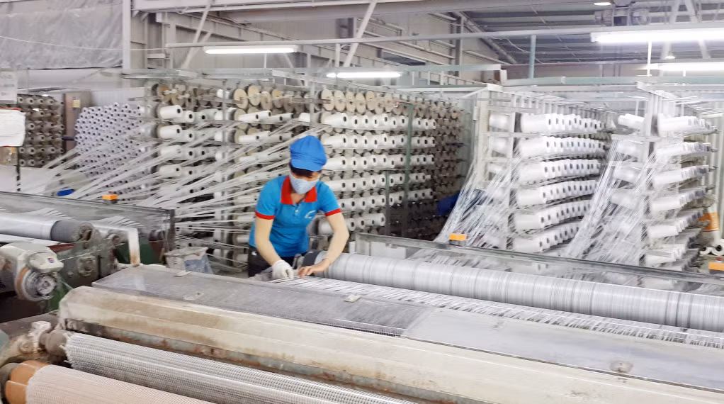 Lao động làm việc tại Phân xưởng Dệt sợi, Công ty TNHH Vina New Tarps Việt Nam (KCN Cái Lân, TP Hạ Long).