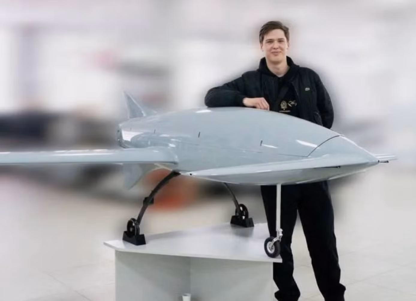 Ihor Lachen, một influencer người Ukraine, chụp ảnh với một UAV mà anh mô tả là chiếc Beaver. Ảnh: Telegram