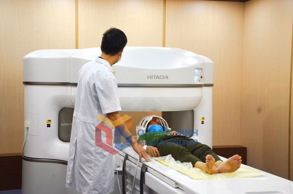 2023-08_Chụp cộng hưởng từ cho người bệnh tại Bệnh viện Đa khoa Khu vực Móng Cái (Cơ sở 2). Ảnh: Nguyễn Hoa