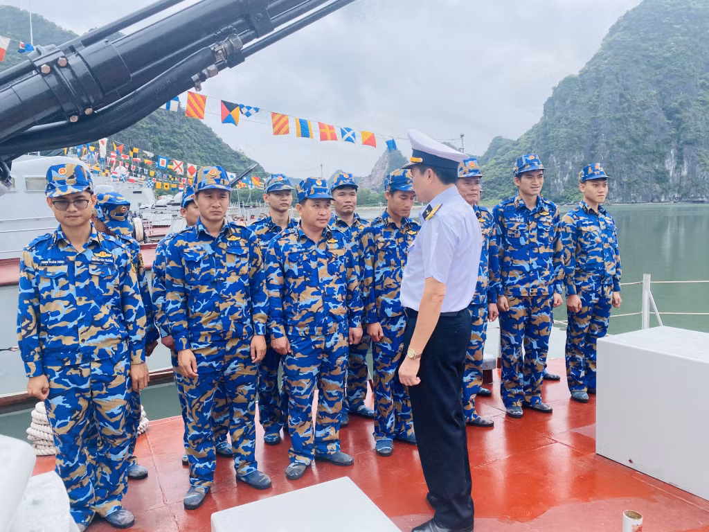 Đại tá Vũ Văn Nam, Tư lệnh Vùng 1 Hải quân thăm, động viên các chiến sỹ trước khi bước vào hội thi.