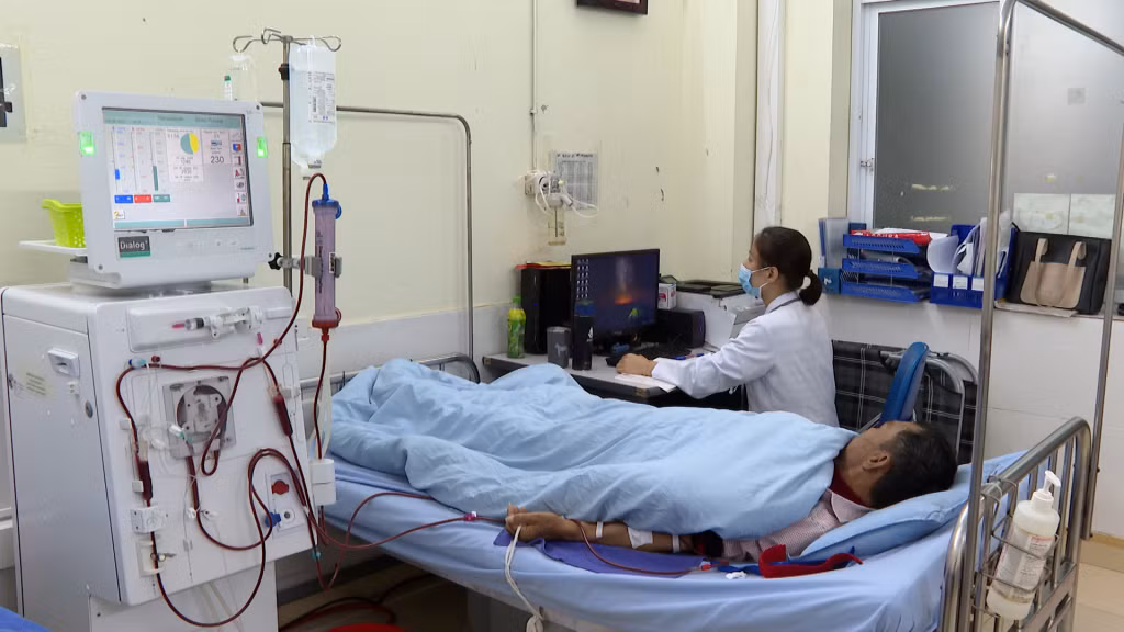 Bệnh nhân chạy thận nhân tạo tại Khoa Cấp cứu - Hồi sức tích cực - Chống độc của Trung tâm Y tế huyện Tiên Yên.