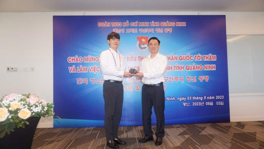 Anh Hoàng Văn Hải, Bí thư Tỉnh đoàn Quảng Ninh tặng quà lưu niệm cho anh Lee Wonseok, Phó Trưởng ban Hỗ trợ Gia đình, Bộ Gia đình và Bình đẳng giới Hàn Quốc.