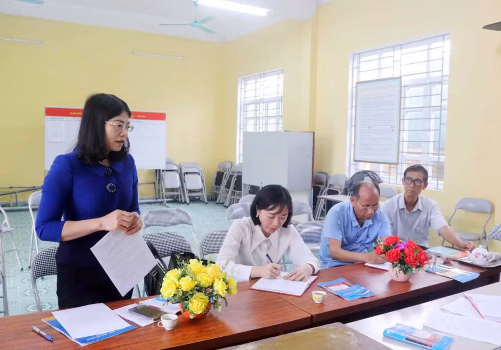 Đồng chí Đỗ Thị Ninh Hường, Bí thư Huyện ủy Đầm Hà, dự sinh hoạt tháng 6/2023 Chi bộ thôn Đông Thành (xã Quảng An). Ảnh: Trung tâm TT-VH Đầm Hà