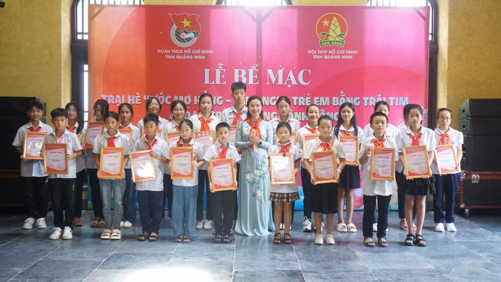 Đồng chí Nguyễn Phương Thảo, Phó Bí thư Tỉnh đoàn, Chủ tịch Hội đồng Đội tỉnh trao giấy chứng nhận tham gia trại hè cho các em thiếu nhi.