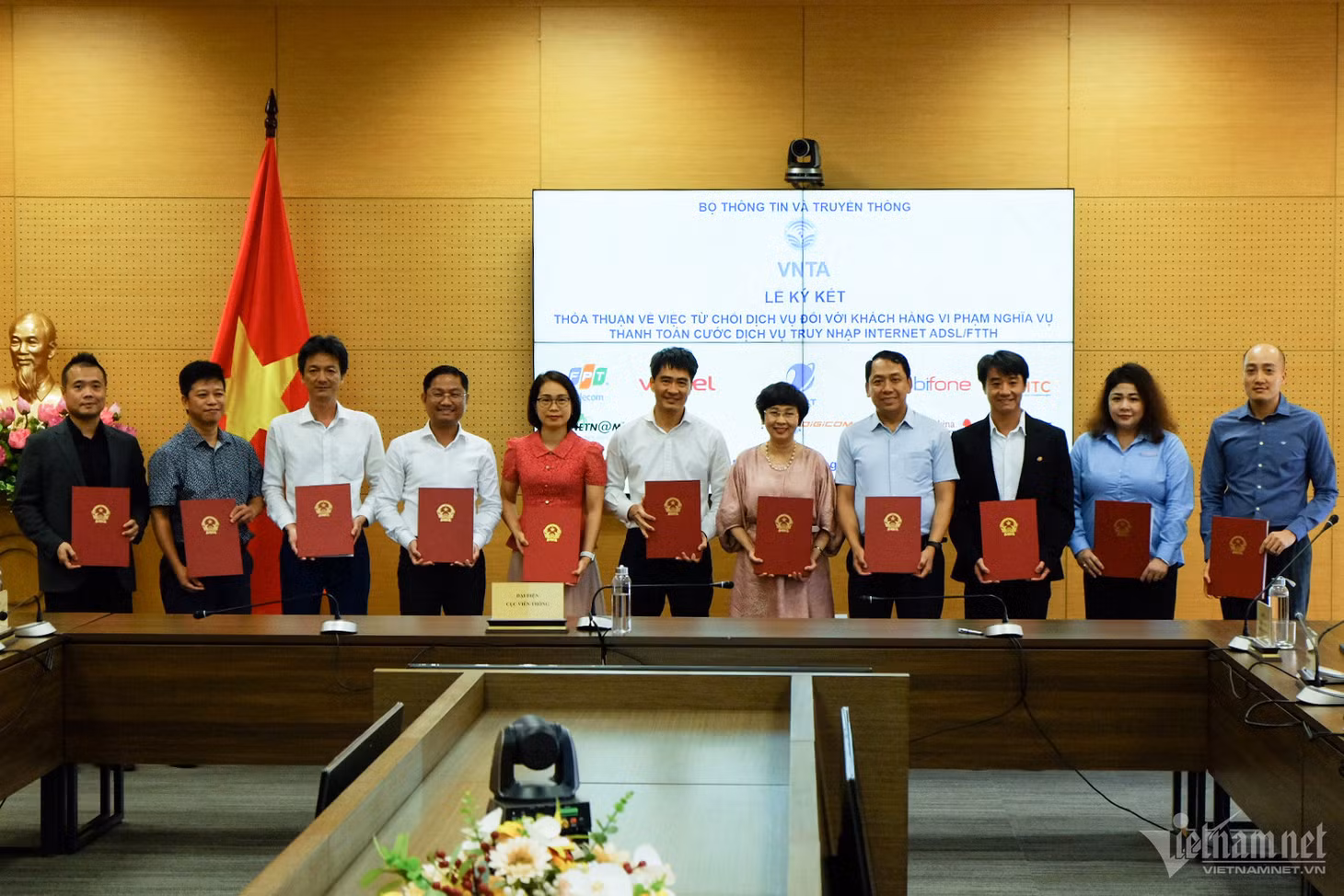 Nhà mạng bắt tay từ chối cung cấp dịch vụ Internet đối với người dùng nợ cước. Ảnh: Trọng Đạt.
