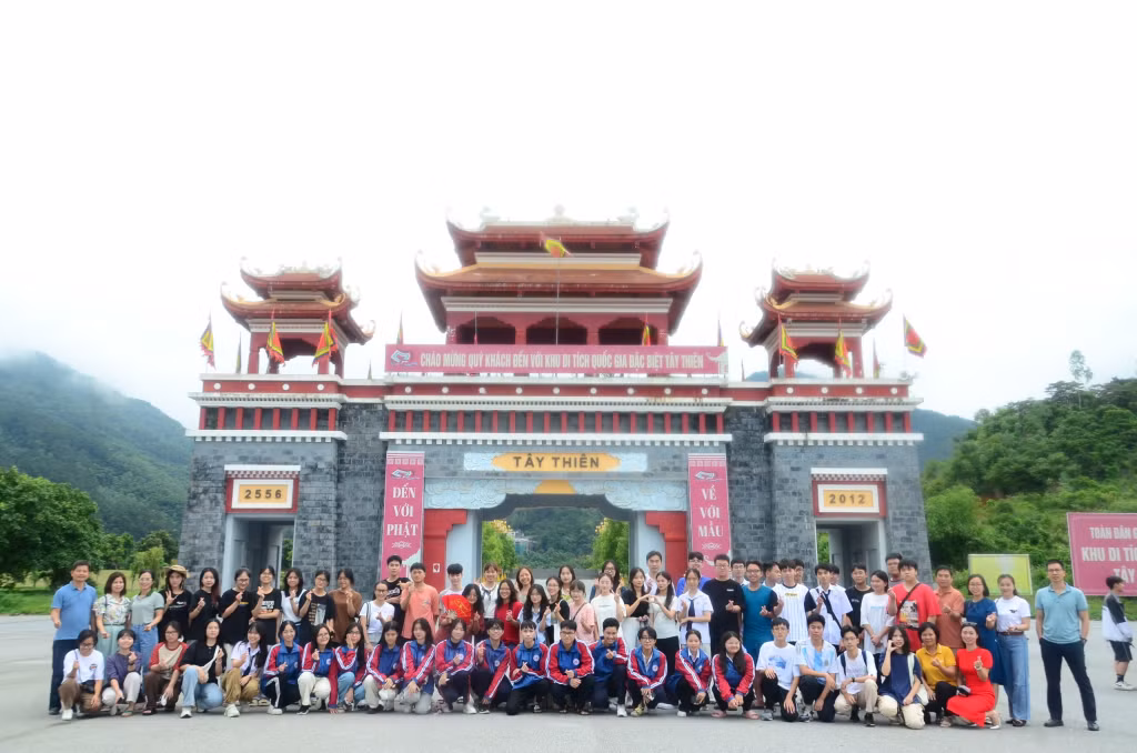 Học sinh Trường THPT Chuyên Hạ Long tham qua Khu di tích quốc gia đặc biệt Tây Thiên (tỉnh Vĩnh Phúc).