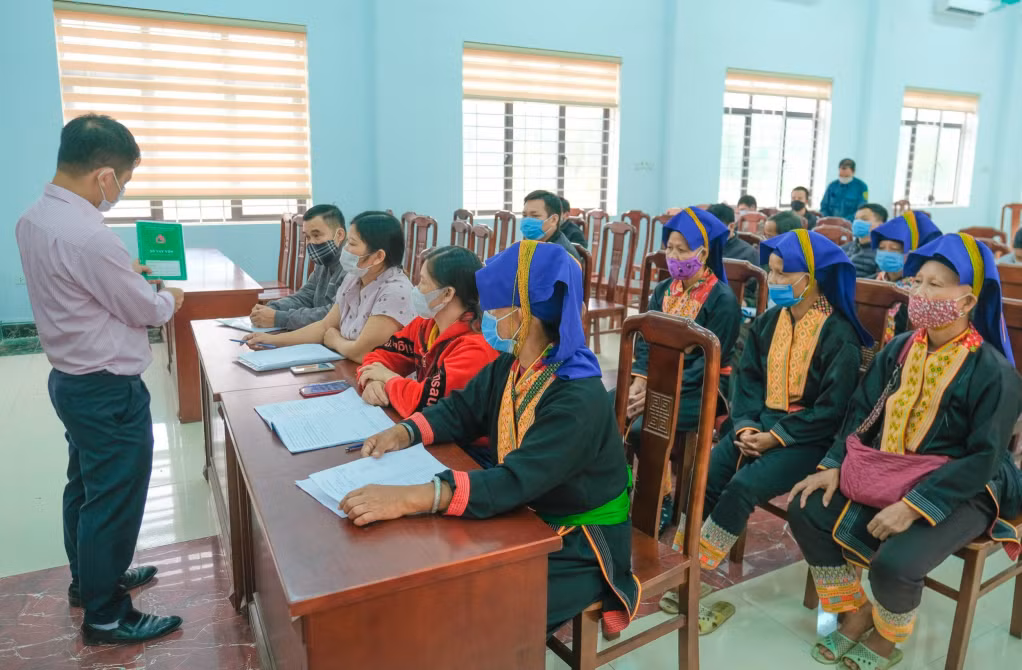 Cán bộ Ngân hàng CSXH huyện Ba Chẽ phổ biến một số chương trình tín dụng chính sách cho người dân.