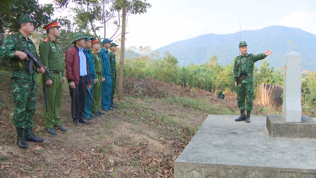 Nông dân phường Hải Sơn, TP Móng Cái tham gia cùng lực lượng biên phòng kiểm tra đường biên mốc giới. Ảnh: CTV