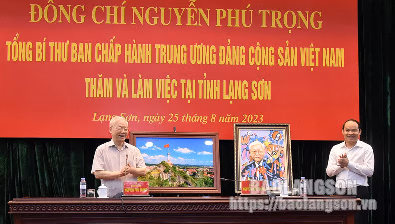 Đồng chí Bí thư Tỉnh ủy Lạng Sơn tặng quà lưu niệm của tỉnh cho Tổng Bí thư Nguyễn Phú Trọng.