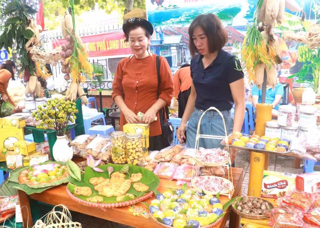 Người dân bản địa giới thiệu những món ăn truyền thống tại Liên hoan ẩm thực.