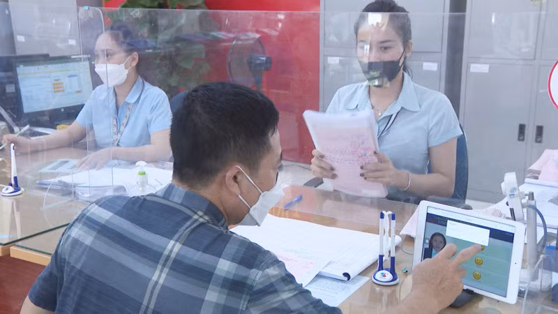 Người dân thực hiện việc đánh giá sự phục vụ của công chức, viên chức thông qua hệ thống phần mềm tại các trung tâm hành chính công trên địa bàn tỉnh.