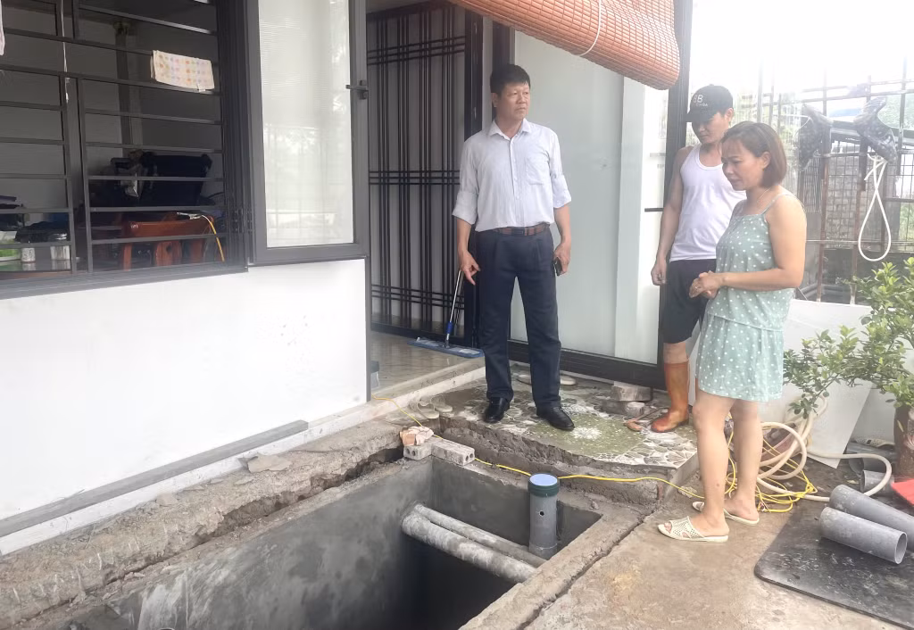 Gia đình chị Nguyễn Thị Hải Hoà (khu 5, phường Hải Yên) phải xây lại bể phốt vì nước thải ngập vào công trình phụ.