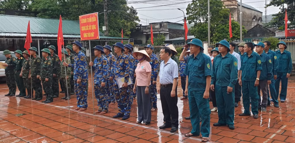 Ban CHQS TP Hạ Long phối hợp với Lữ đoàn 170 ra quân thực hiện nhiệm vụ hành quân dã ngoại, gắn với làm công tác dân vận. Ảnh: Đơn vị cung cấp.