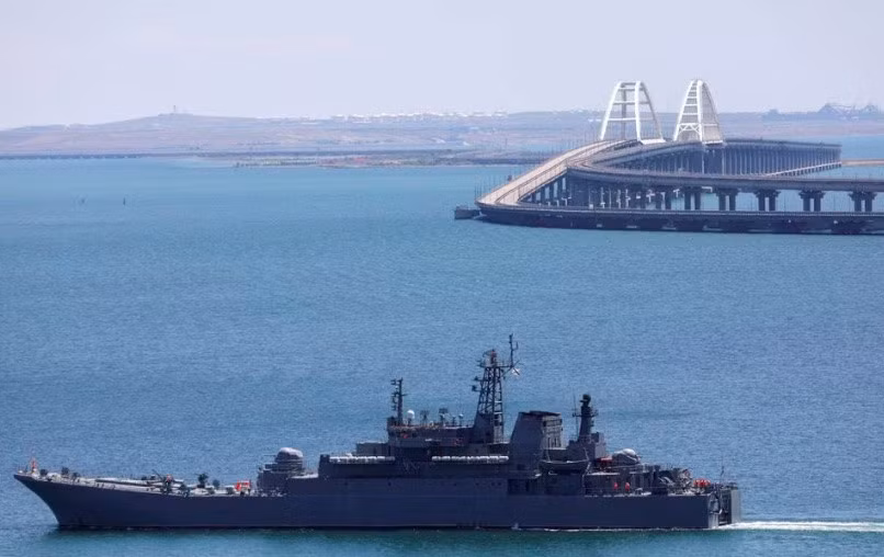Một tàu đổ bộ của Hải quân Nga được triển khai gần cầu Crimea hôm 17/7. Ảnh minh hoạ: Reuters