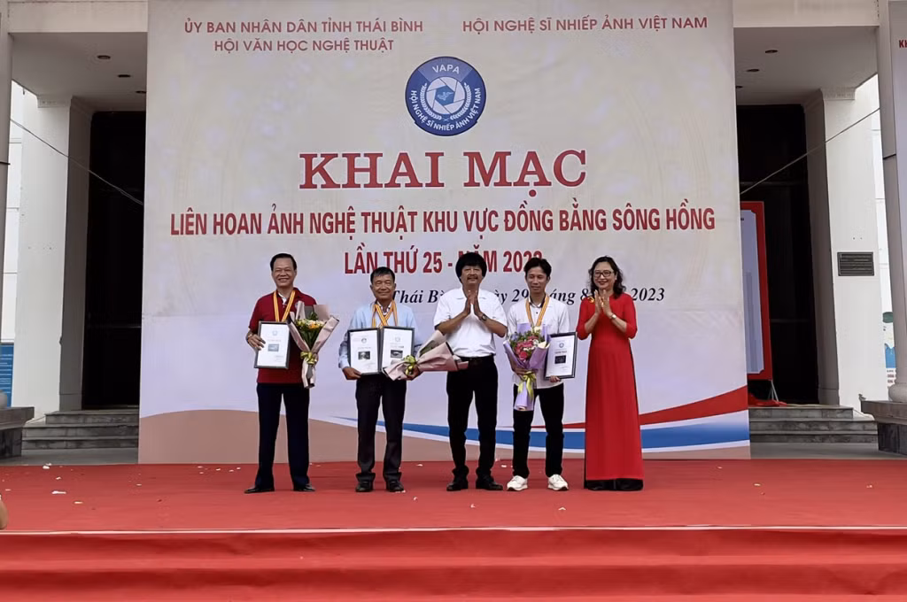Ban Tổ chức trao giải 