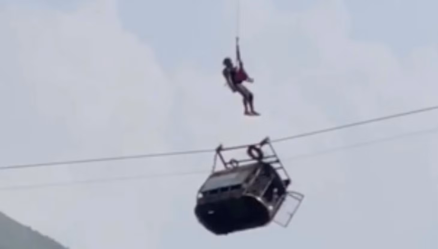 Toàn bộ 8 người trên cáp treo bị mắc kẹt được giải cứu an toàn. Ảnh: Văn phòng phó quận Battagram